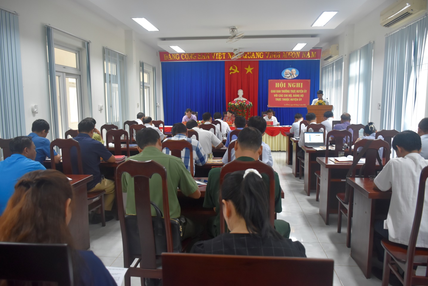 Hội nghị giao ban Thường trực Huyện ủy với các tổ chức cơ sở Đảng trực thuộc