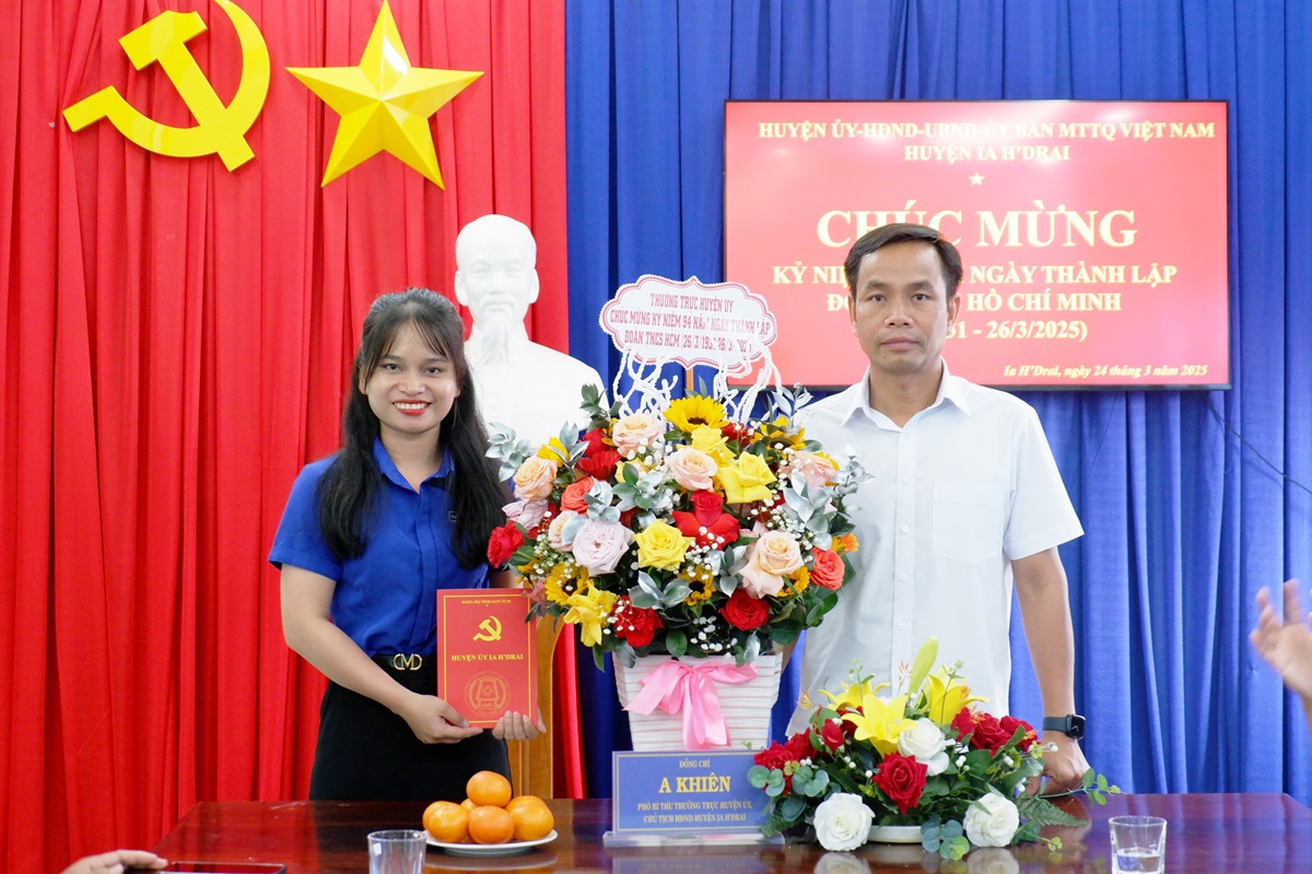 Lãnh đạo huyện thăm, chúc mừng Huyện đoàn nhân kỷ niệm 94 năm Ngày thành lập Đoàn TNCS Hồ Chí Minh