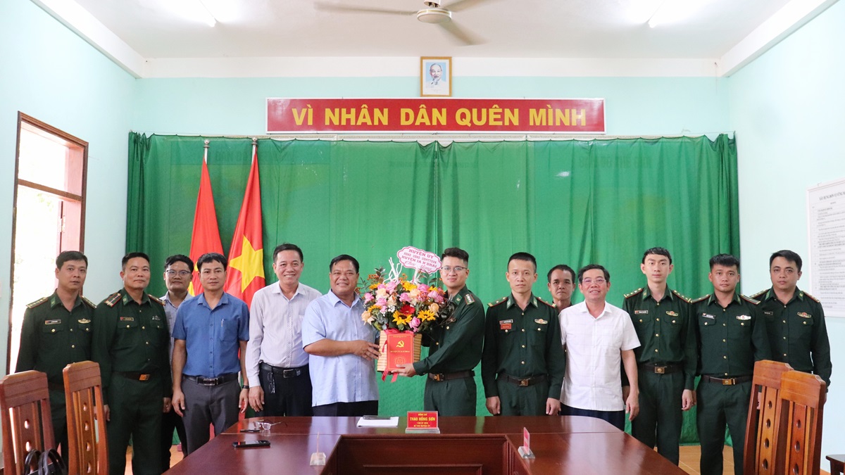 Thường trực Huyện ủy thăm, chúc mừng Ngày truyền thống Bộ đội Biên phòng