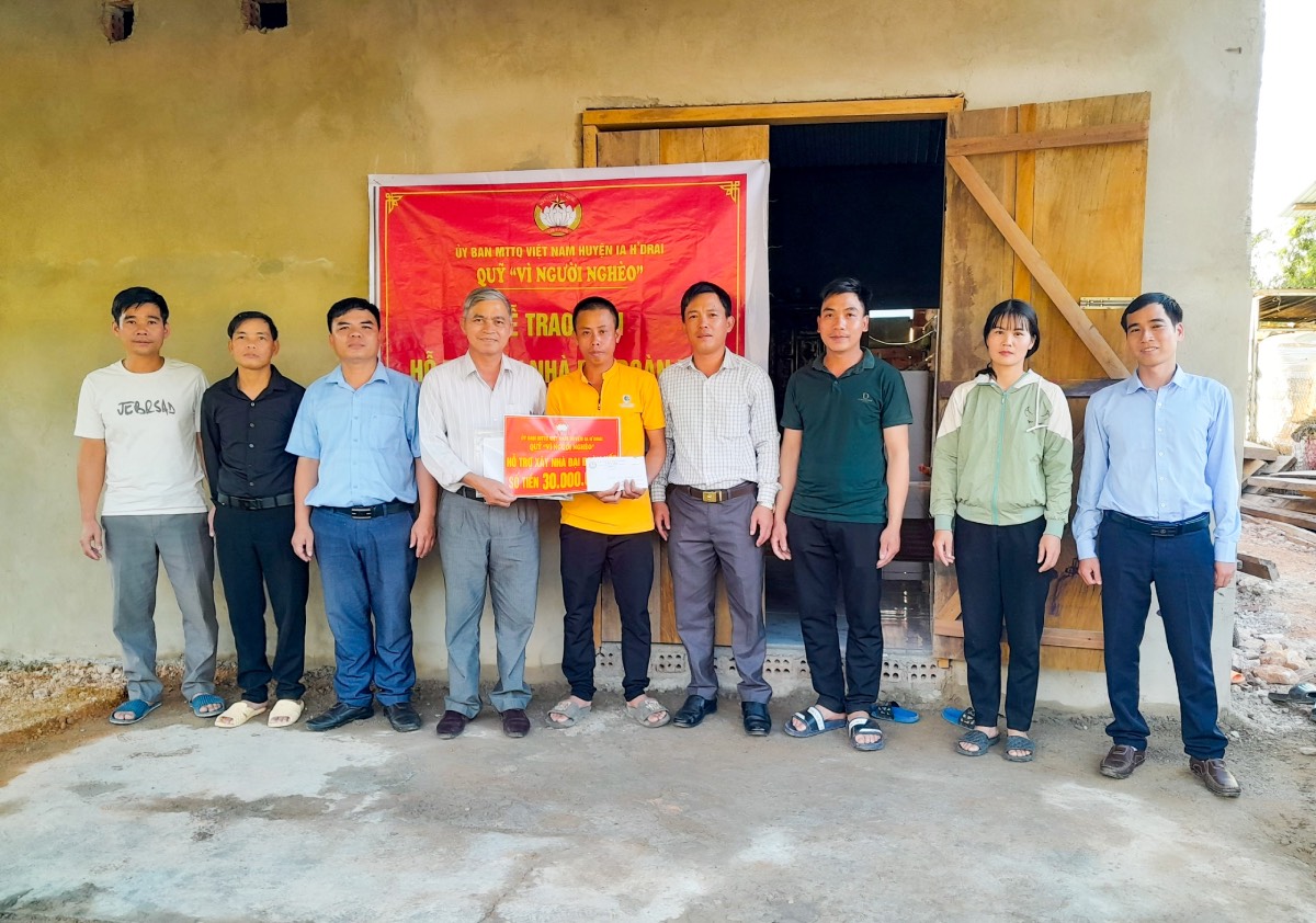 Trao tiền hỗ trợ xây dựng nhà Đại đoàn kết cho hộ gia đình có hoàn cảnh khó khăn