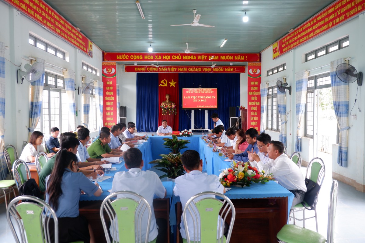 Bí thư Huyện ủy làm việc với Đảng ủy xã Ia Đal