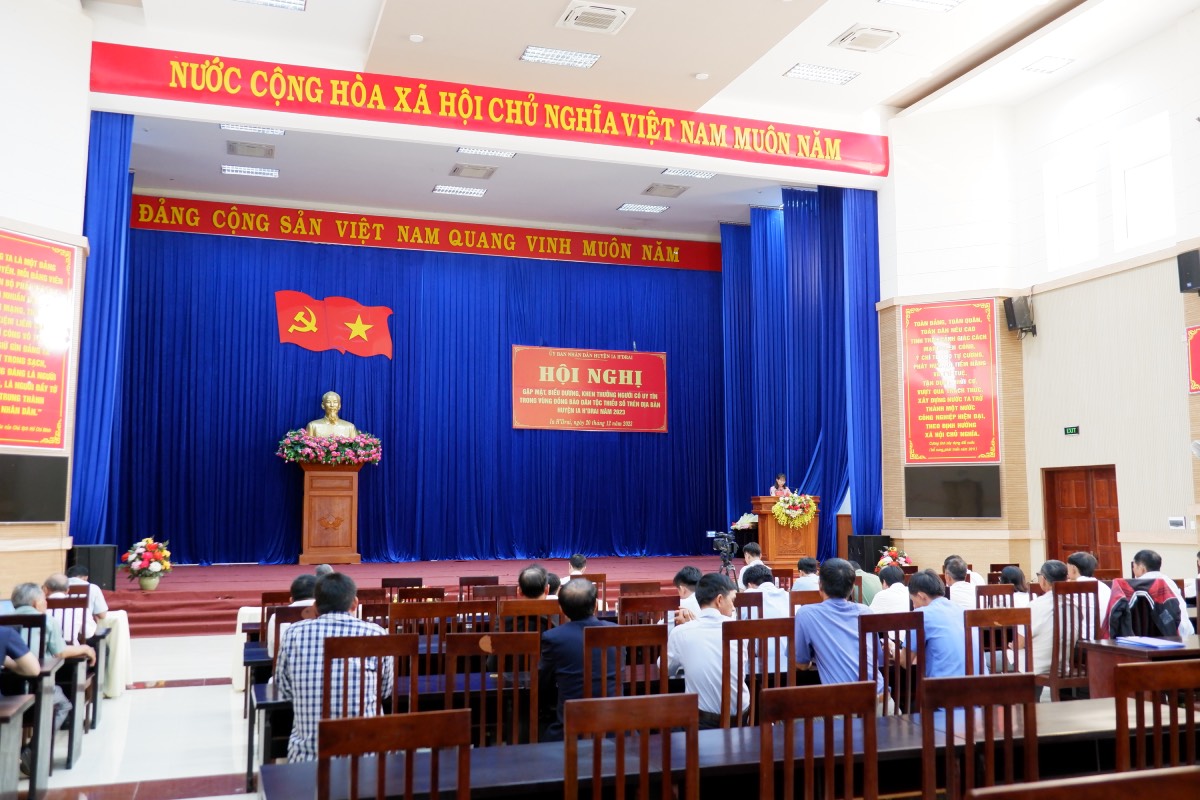 Biểu dương, tôn vinh người có uy tín trong vùng đồng bào dân tộc thiểu số