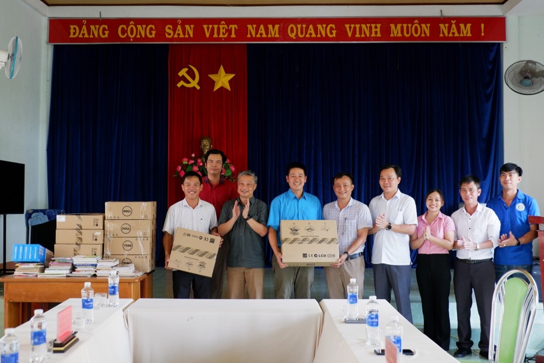 Lãnh đạo trường Đại học sư phạm thể dục thể thao thành phố Hồ Chí Minh thăm tặng quà tại xã Ia Dom
