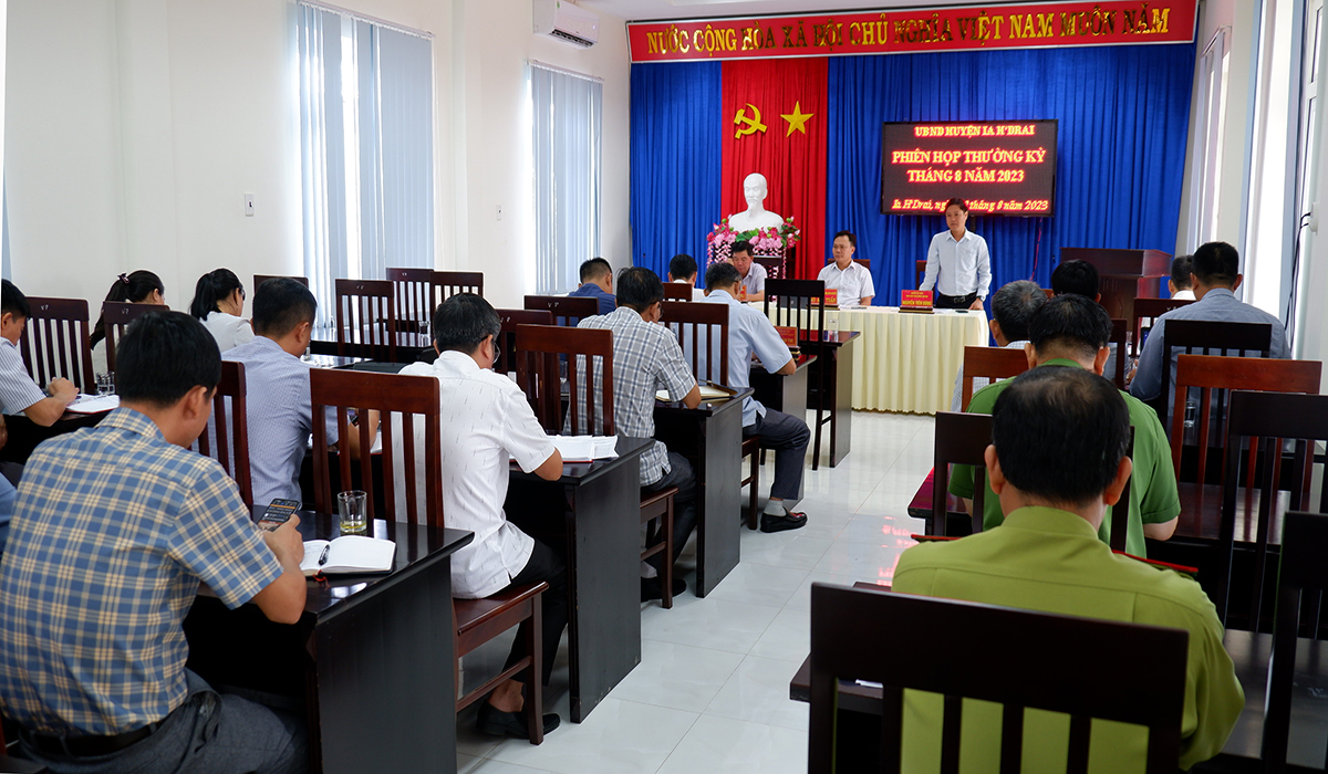 Ủy ban nhân dân huyện họp phiên thường kỳ tháng 8 năm 2023
