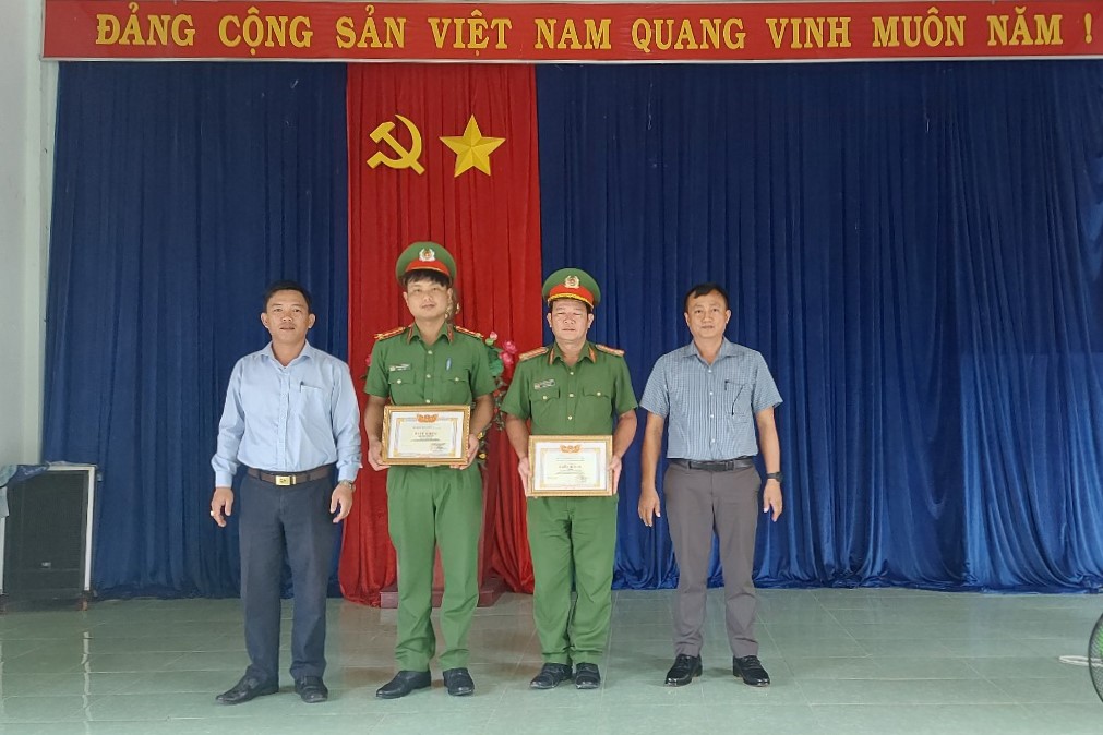Ia Dom: Khen thưởng đột xuất cho tập thể, cá nhân có thành tích xuất sắc trong đấu tranh phòng, chống tội phạm