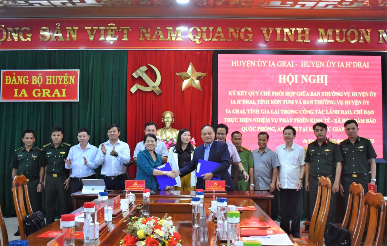 Hội nghị ký kết Quy chế phối hợp công tác giữa Ban Thường vụ Huyện ủy Ia H'Drai, tỉnh Kon Tum và Ban Thường vụ Huyện ủy Ia Grai, tỉnh Gia Lai