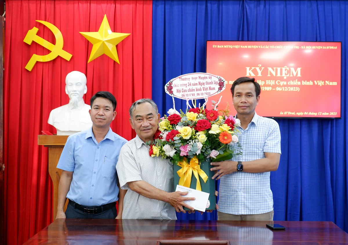 Lãnh đạo huyện thăm, chúc mừng Ngày thành lập Hội Cựu chiến binh Việt Nam