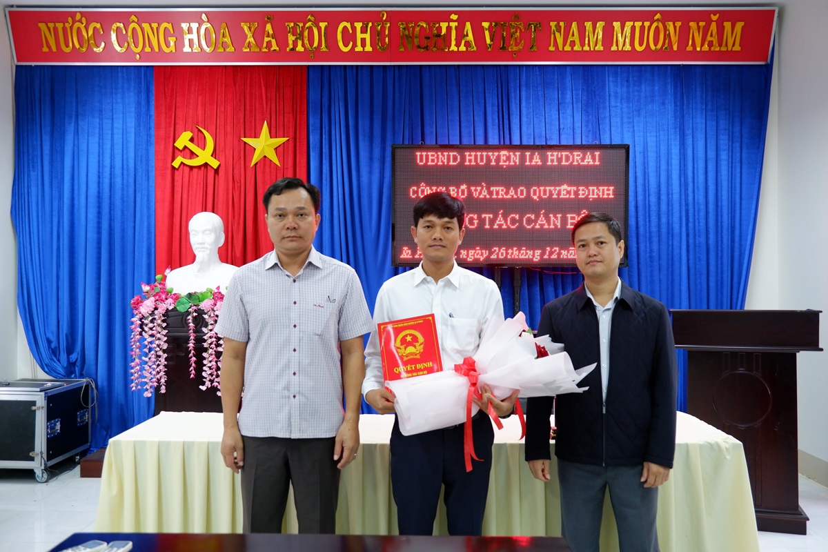 Công bố và trao quyết định công tác cán bộ