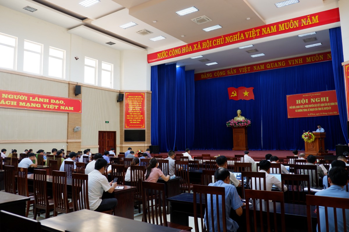 Hội nghị phổ biến, quán triệt, tuyên truyền các kết luận của Bộ Chính trị và một số chương trình, kế hoạch của Ban Thường vụ Tỉnh uỷ, Huyện uỷ