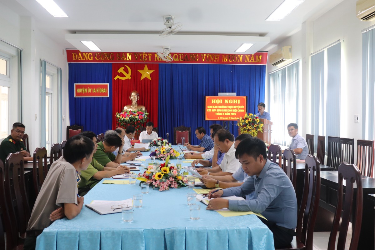 Giao ban Thường trực Huyện uỷ kết hợp giao ban khối nội chính tháng 5 năm 2024