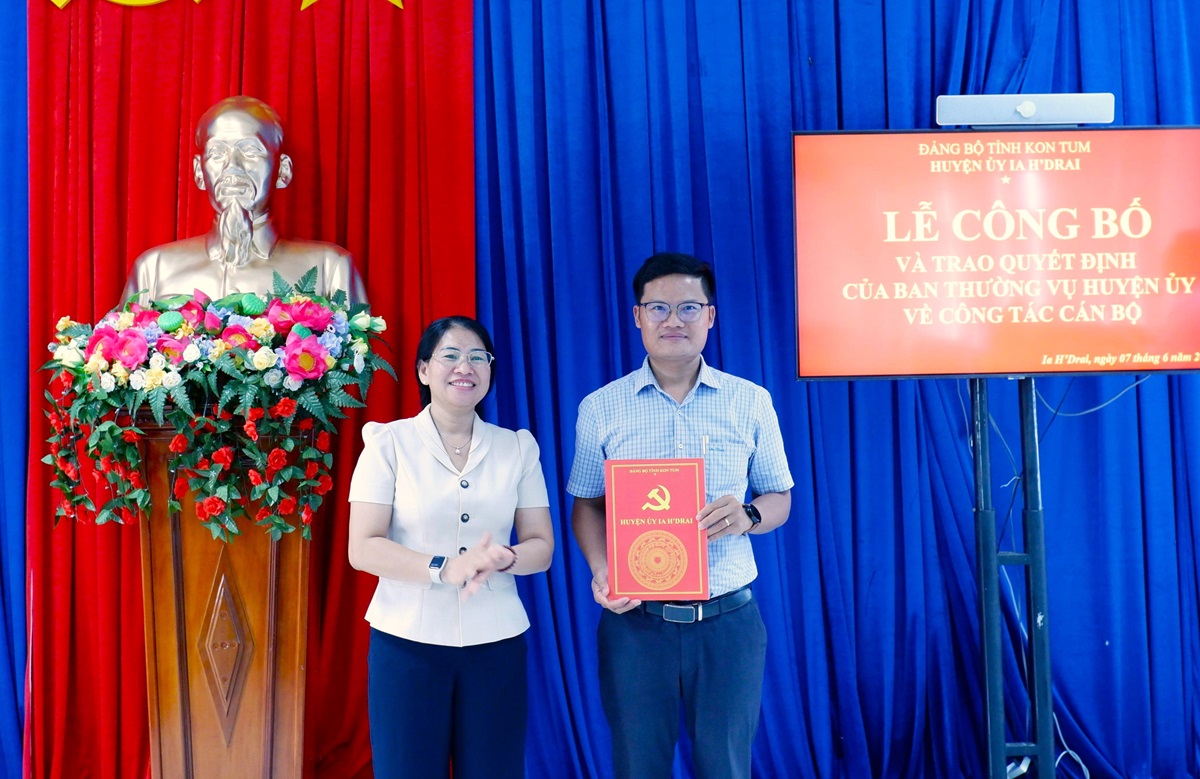 Công bố và trao Quyết định bổ nhiệm Phó Chánh Văn phòng Huyện ủy Ia H’Drai