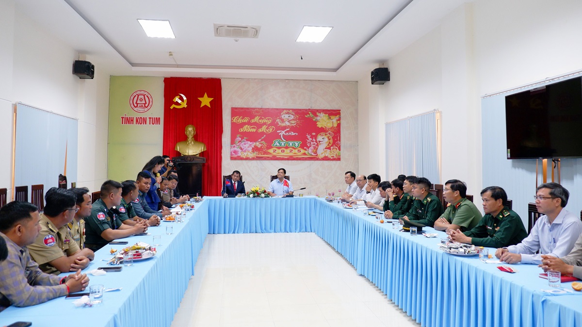Đoàn công tác huyện Đun Mia thăm, chúc Tết huyện Ia H’Drai