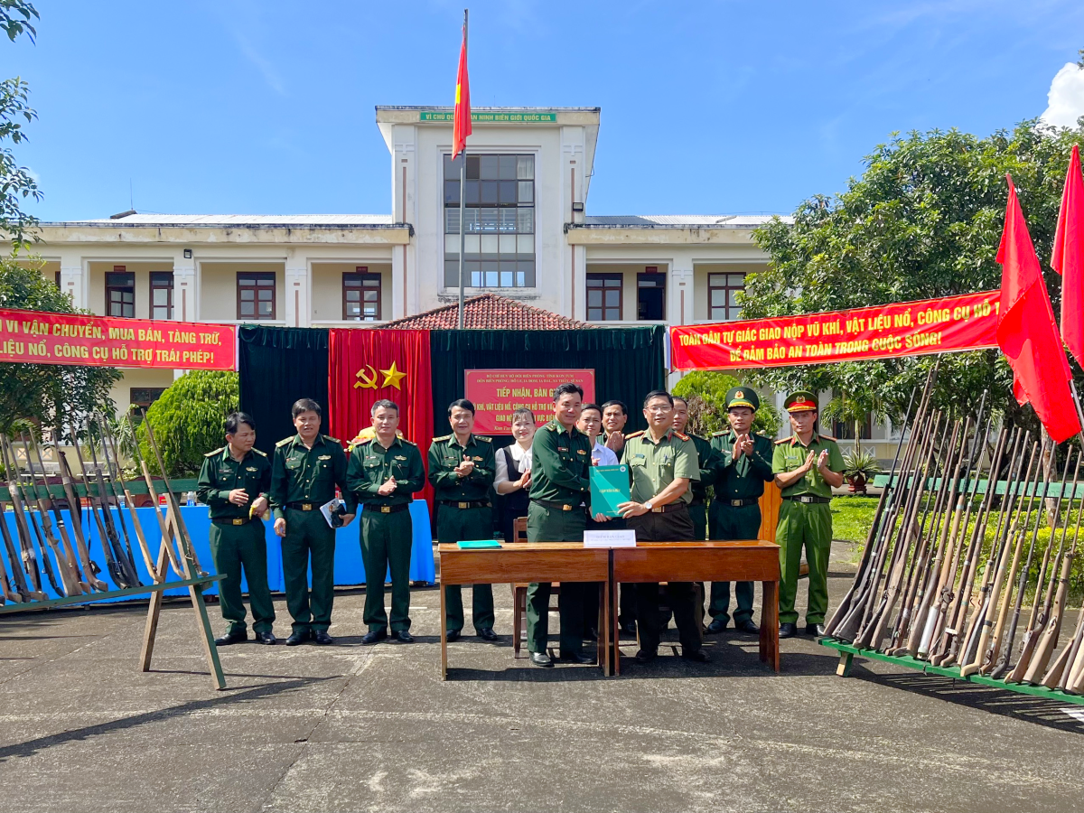 Tiếp nhận và bàn giao vũ khí tự chế, vật liệu nổ và công cụ hỗ trợ