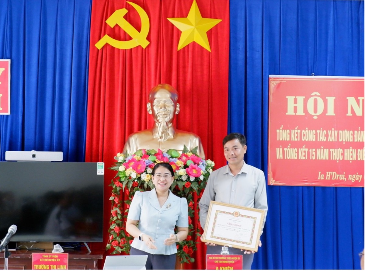 Trao Bằng khen của Ban Tuyên giáo Trung ương cho tập thể, cá nhân có thành tích tiêu biểu trong học tập và làm theo tư tưởng, đạo đức, phong cách Hồ Chí Minh.