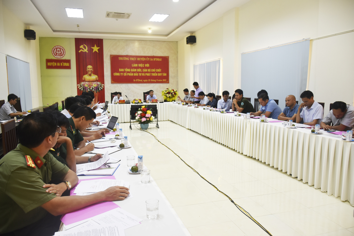 Đồng chí Bí thư Huyện uỷ thăm và làm việc với Công ty Cổ phần Đầu tư và Phát triển Duy Tân