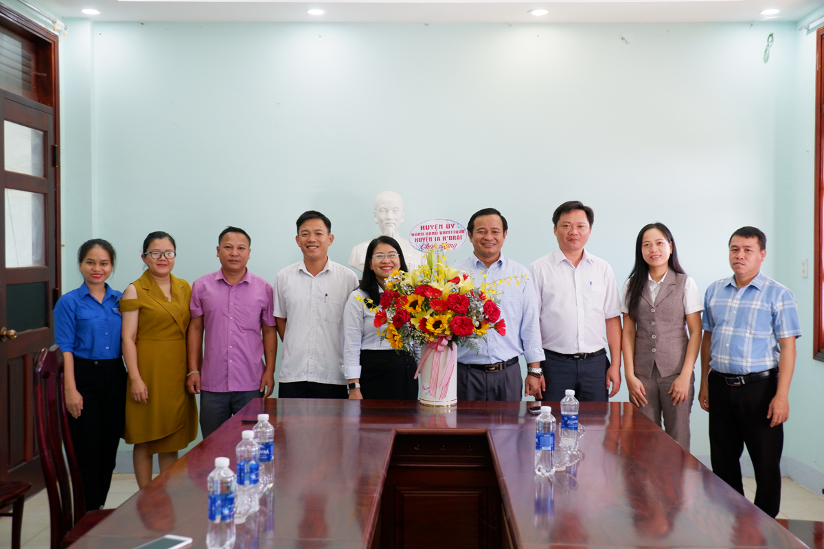 Thường trực Huyện ủy thăm, chúc mừng Ủy ban MTTQ Việt Nam huyện nhân kỷ niệm 92 năm Ngày truyền thống