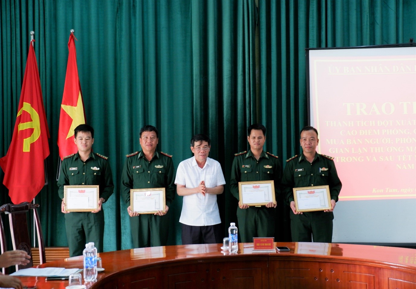 Ia H'Drai: Khen thưởng đột xuất cho tập thể, cá nhân có thành tích xuất sắc trong đợt thi đua cao điểm phòng, chống tội phạm