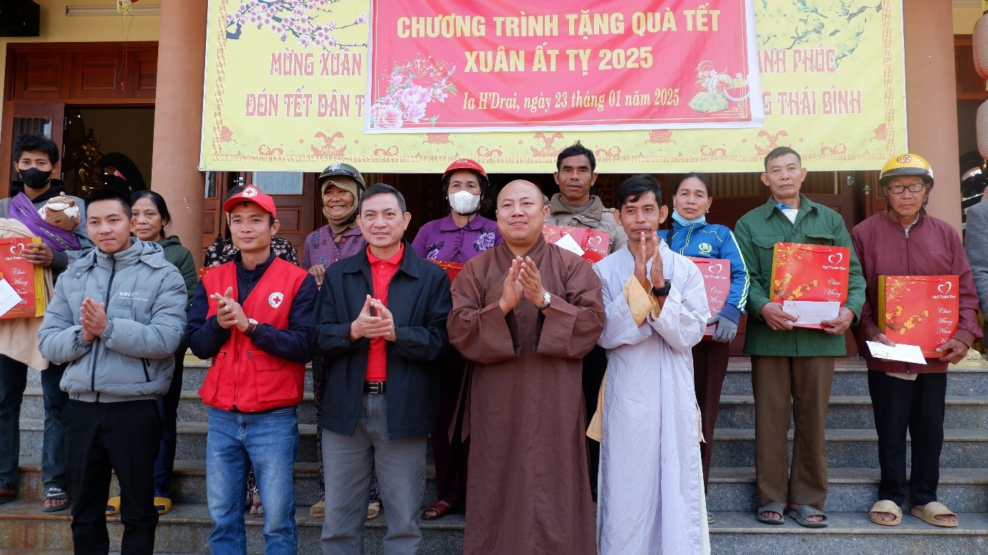 Quỹ Thiện Tâm – Tập đoàn Vingroup tặng quà Tết cho hộ nghèo