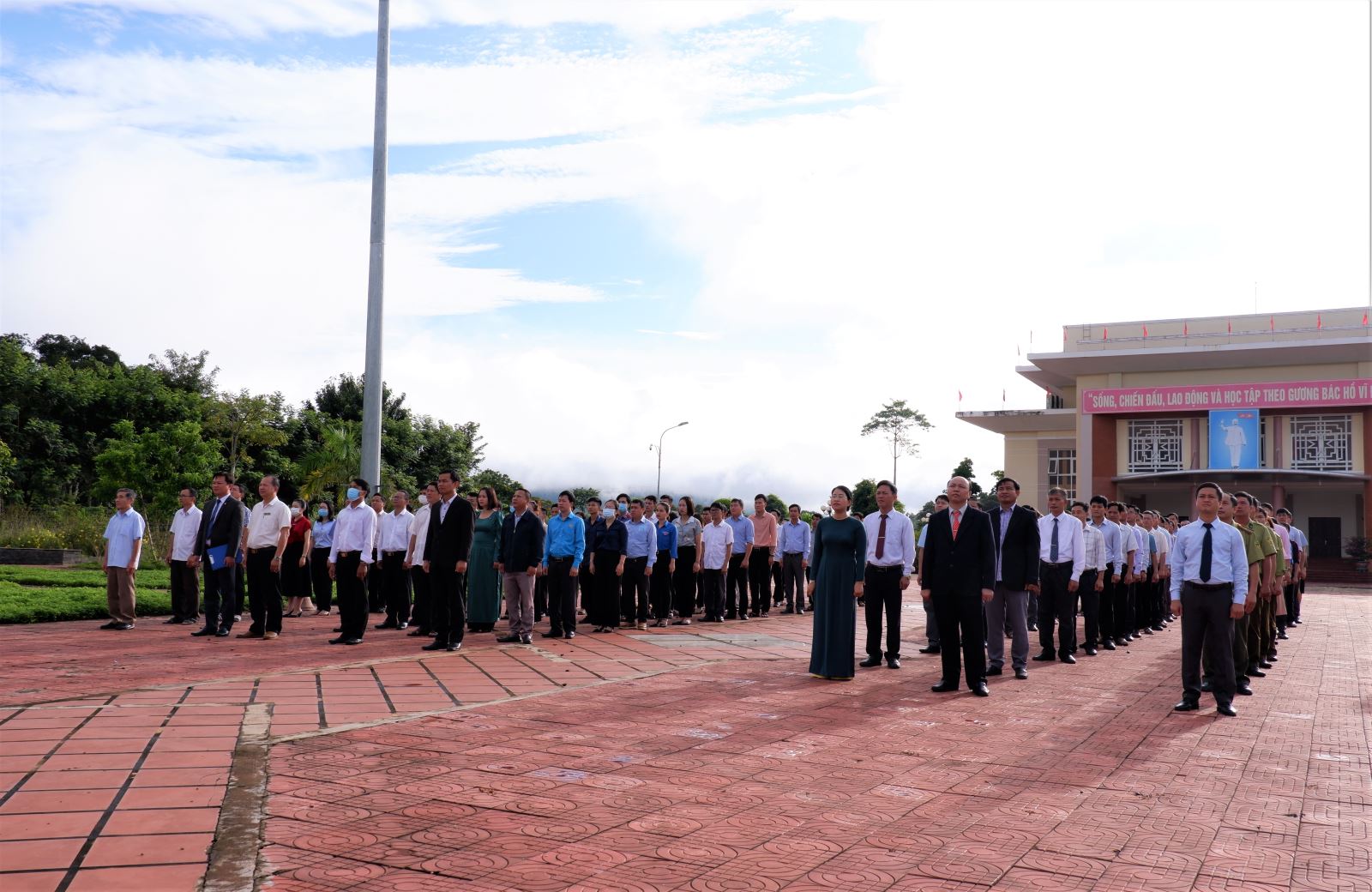 Huyện Ia H'Drai tổ chức lễ Chào cờ và sinh hoạt tư tưởng dưới Cờ tháng 10 năm 2022
