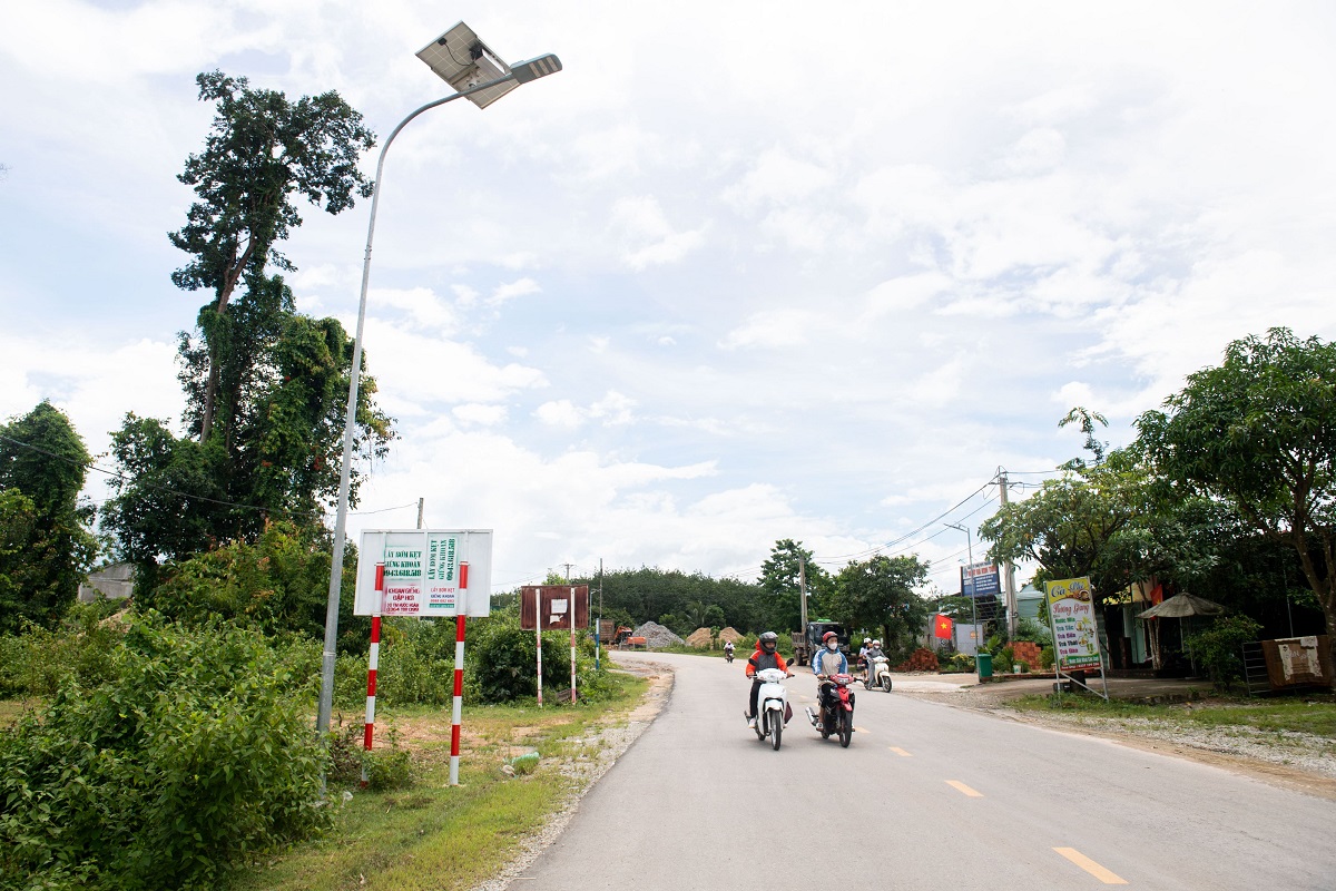 “Thắp sáng đường quê” ở vùng biên giới Ia H’Drai