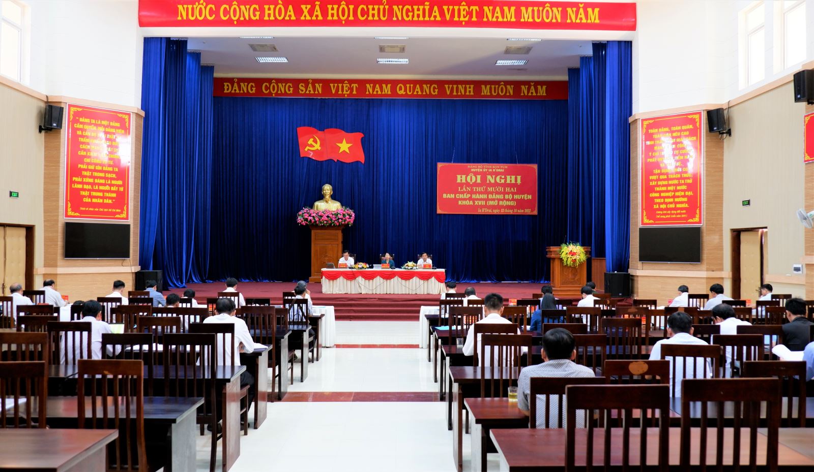 Ban Chấp hành Đảng bộ huyện khóa XVII thông qua Đề án tổ chức lại và thành lập các cơ quan tham mưu, giúp việc Huyện ủy và các cơ quan chuyên môn thuộc Ủy ban nhân dân huyện Ia H’Drai