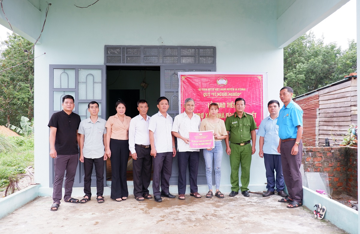 Khánh thành và bàn giao nhà đại đoàn kết cho hộ nghèo