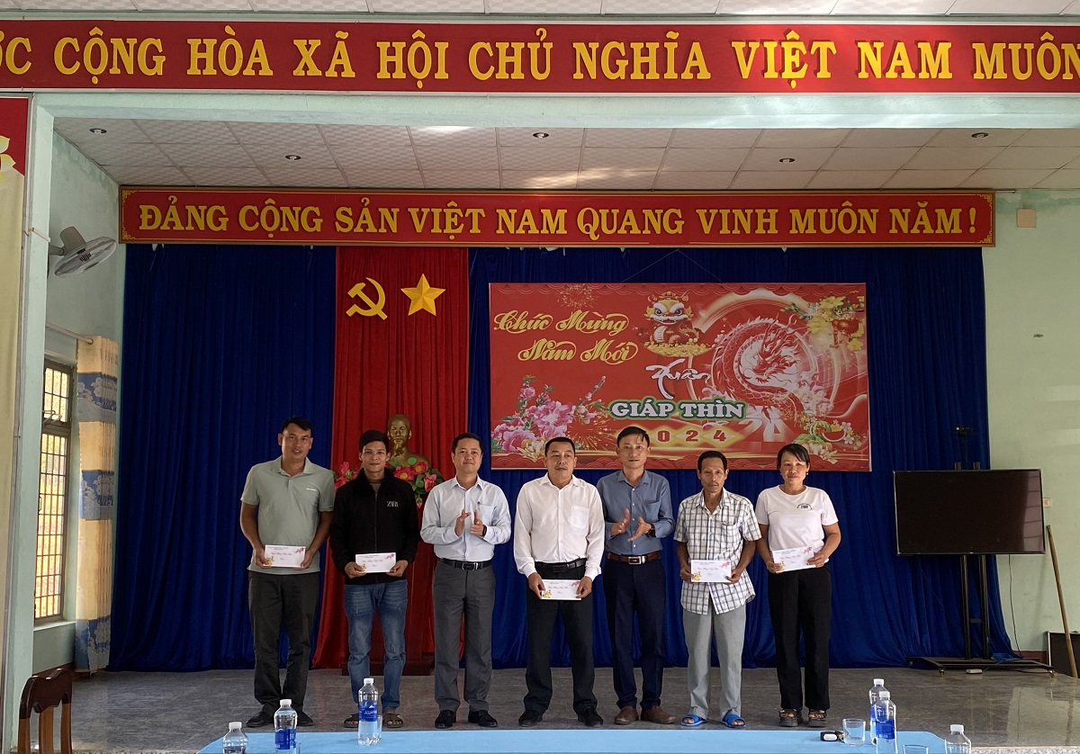 Thăm hỏi, tặng quà người có uy tín nhân dịp Tết Nguyên đán Giáp Thìn năm 2024