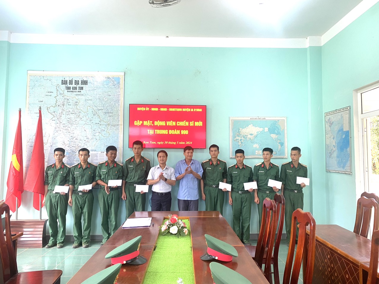 Gặp mặt, động viên chiến sĩ mới tại Trung đoàn 990