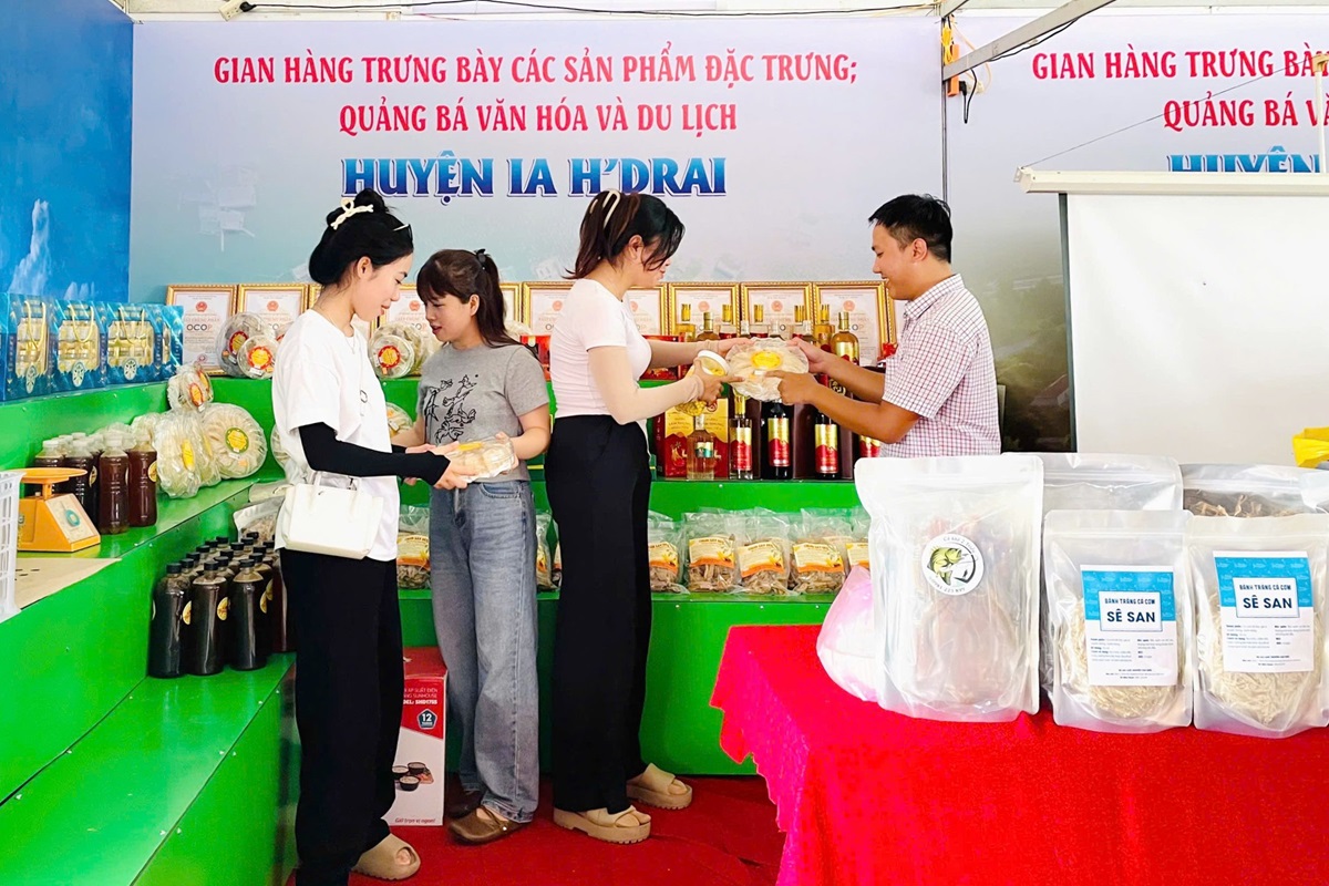 Ia H’Drai: Tham gia trưng bày sản phẩm tại Hội chợ Công thương khu vực Tây Nguyên – Kon Tum 2024