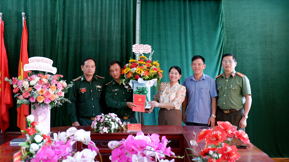 Đồng chí Bí thư Huyện ủy thăm, chúc mừng Ngày truyền thống Bộ đội Biên phòng