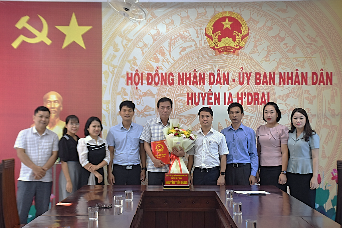 Ia H'Drai: Công bố và trao quyết định về công tác cán bộ