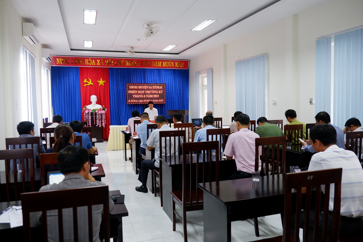 Ủy ban nhân dân huyện họp phiên thường kỳ tháng 6 năm 2023