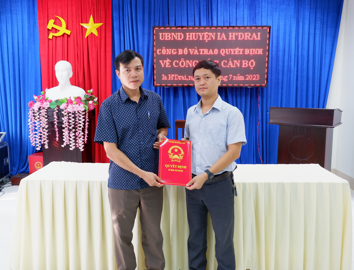 Lễ công bố và trao quyết định về công tác cán bộ