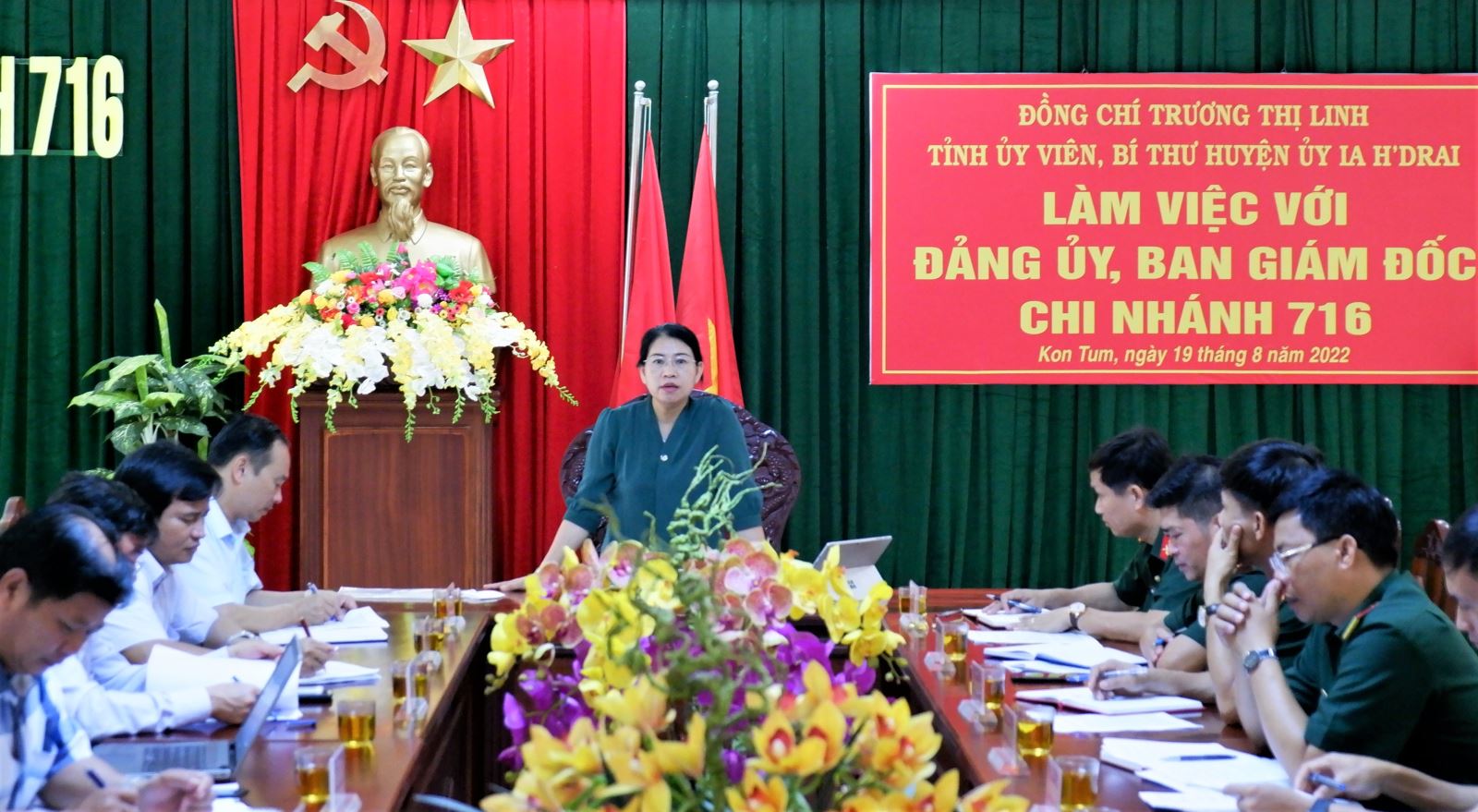 Đồng chí Bí thư Huyện ủy làm việc với Chi nhánh 716