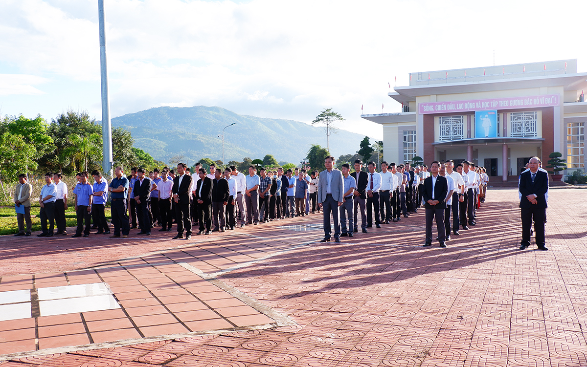 Huyện Ia H'Drai tổ chức lễ Chào cờ và sinh hoạt tư tưởng dưới Cờ tháng 12 năm 2022