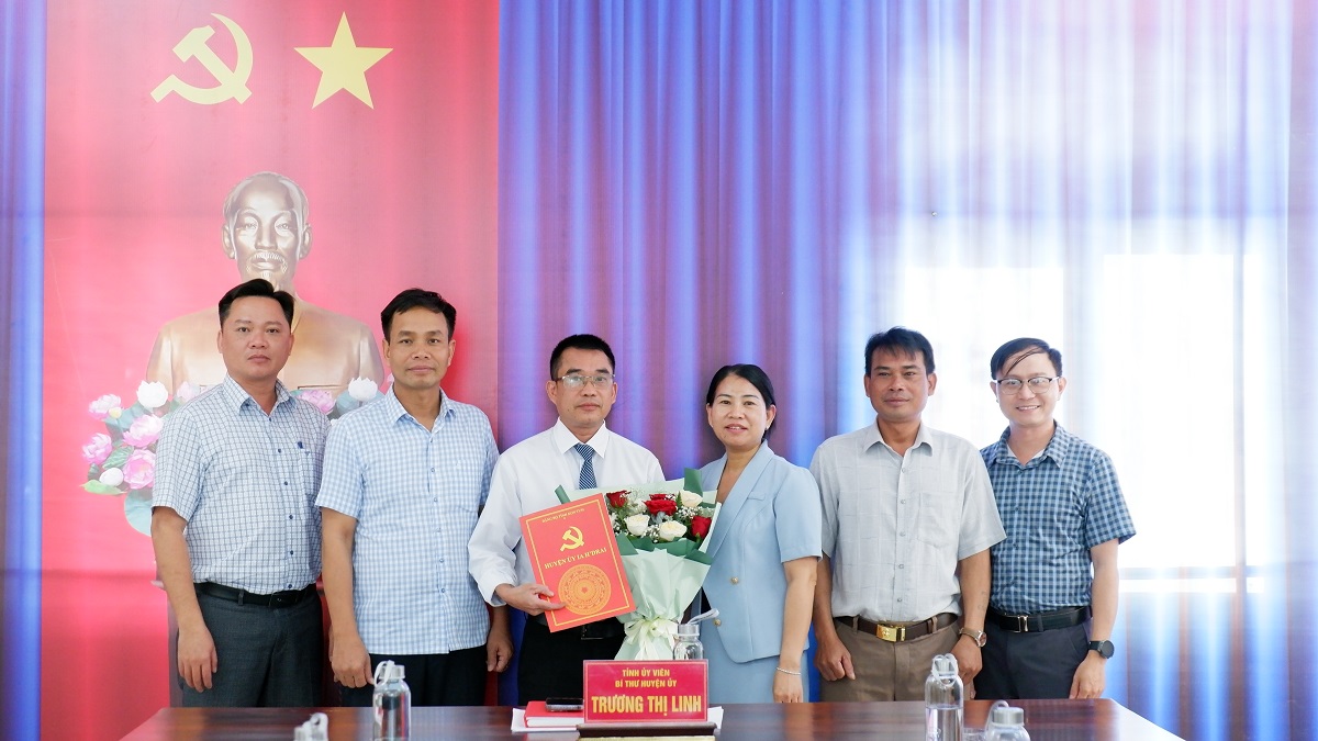 Công bố và trao Quyết định về công tác cán bộ