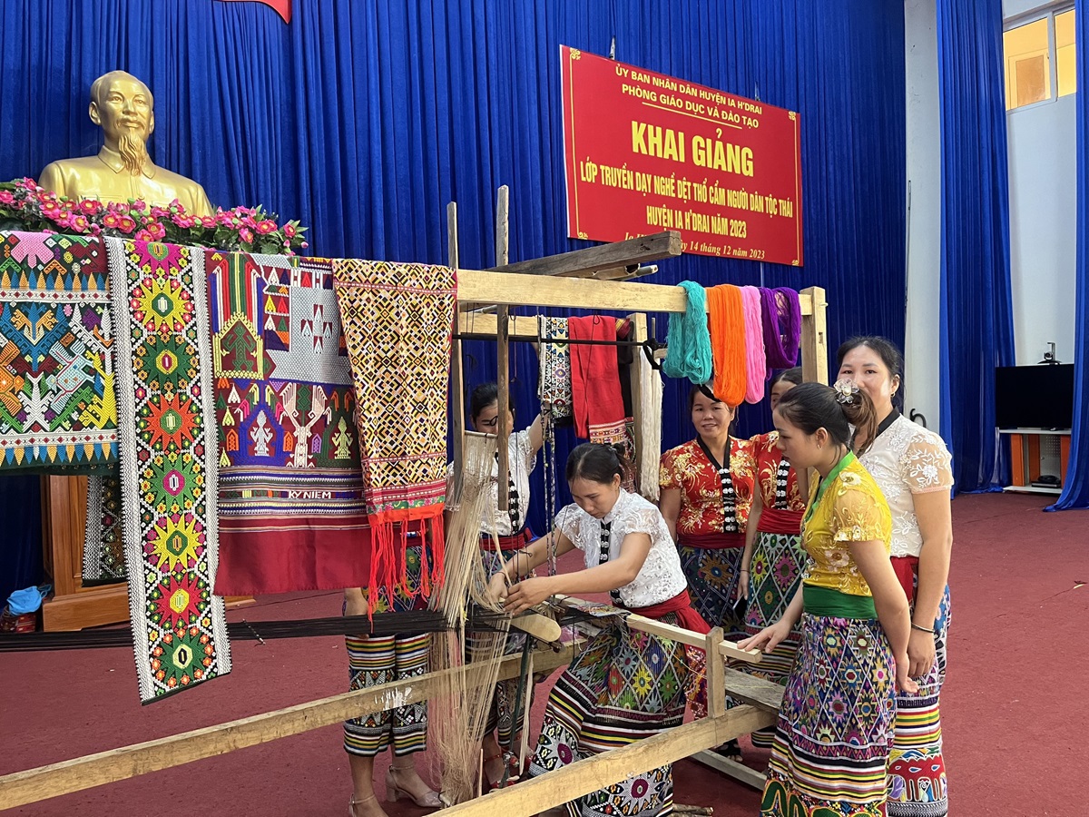 Tổ chức truyền dạy nghề dệt thủ công truyền thống của dân tộc Thái