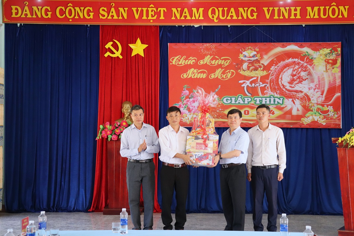 Đồng chí Phó Chủ tịch UBND tỉnh Nguyễn Hữu Tháp thăm, chúc Tết tại huyện Ia H'Drai
