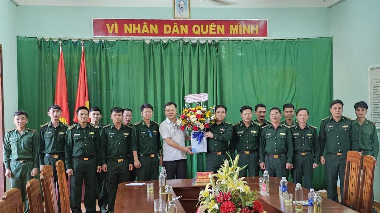 Lãnh đạo UBND huyện thăm, chúc mừng Ngày truyền thống Bộ đội Biên phòng Việt Nam