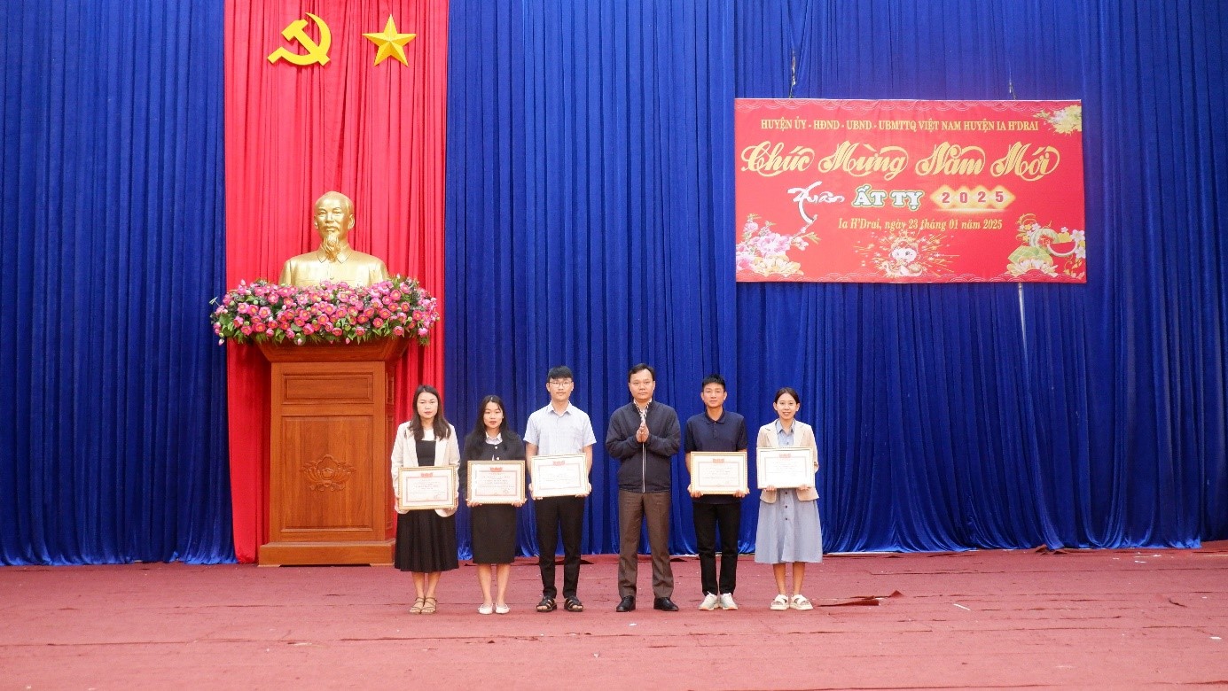 Huyện Ia H’Drai: Gặp mặt, chúc Tết cán bộ, công chức, viên chức, người lao động