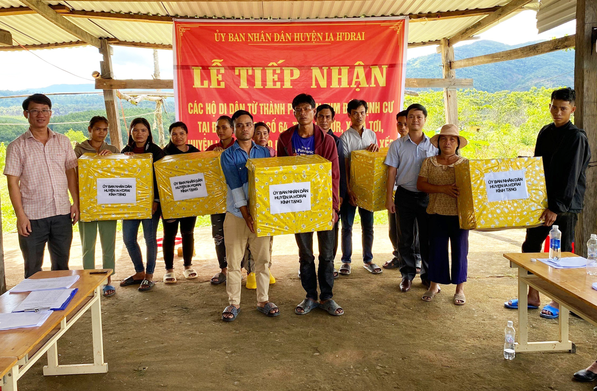 Tiếp nhận 12 hộ dân đến định cư tại điểm dân cư 64, xã Ia Tơi