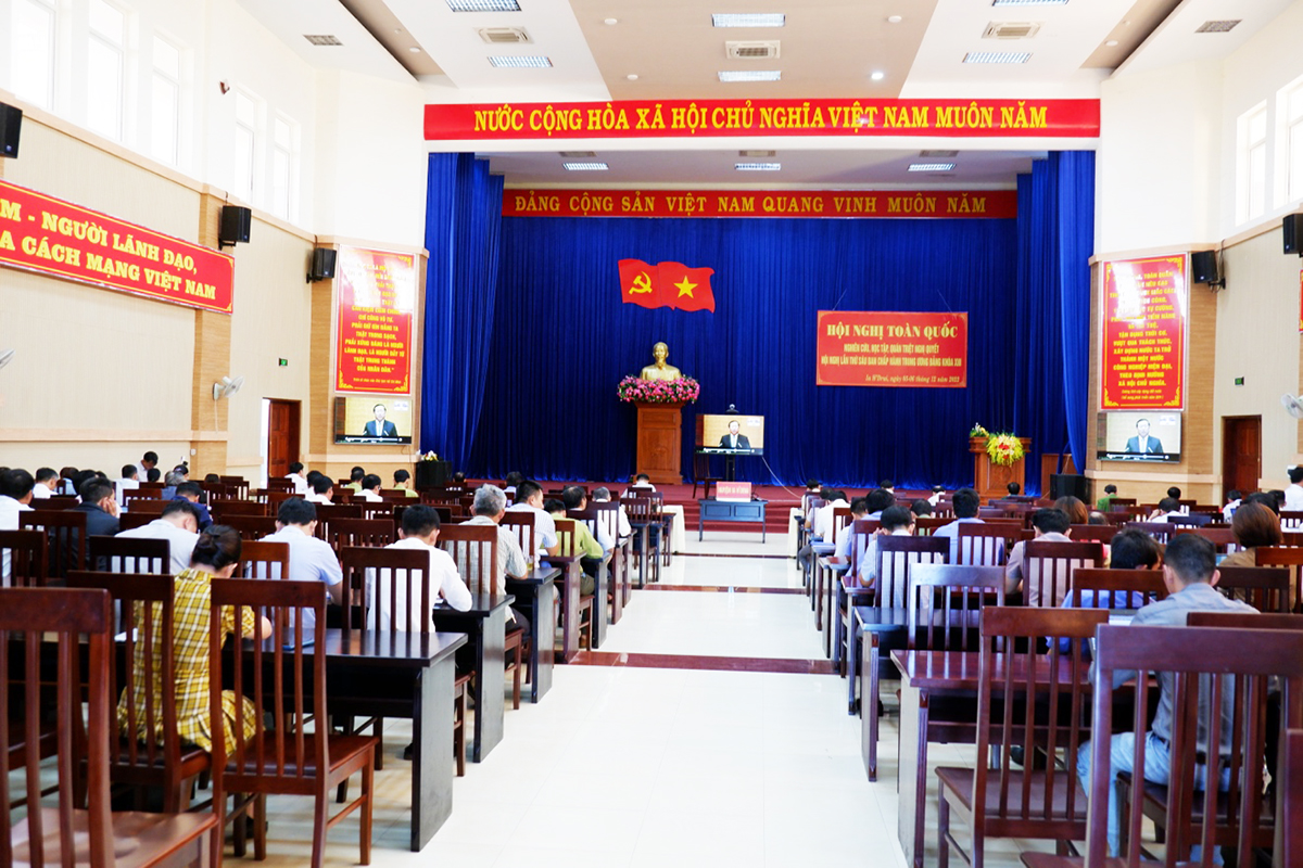 Ia H’Drai dự hội nghị nghiên cứu, học tập, quán triệt và triển khai Nghị quyết Trung ương 6 khoá XIII