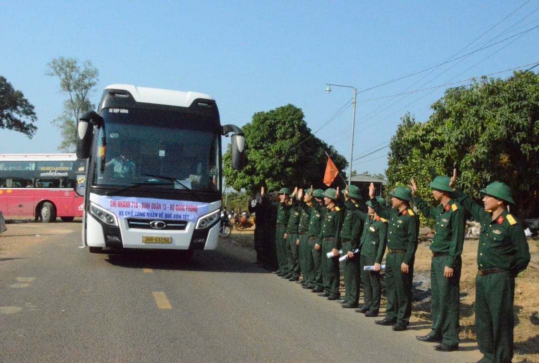 Chi nhánh 716, Binh đoàn 15 tổ chức đón người lao động về quê ăn Tết