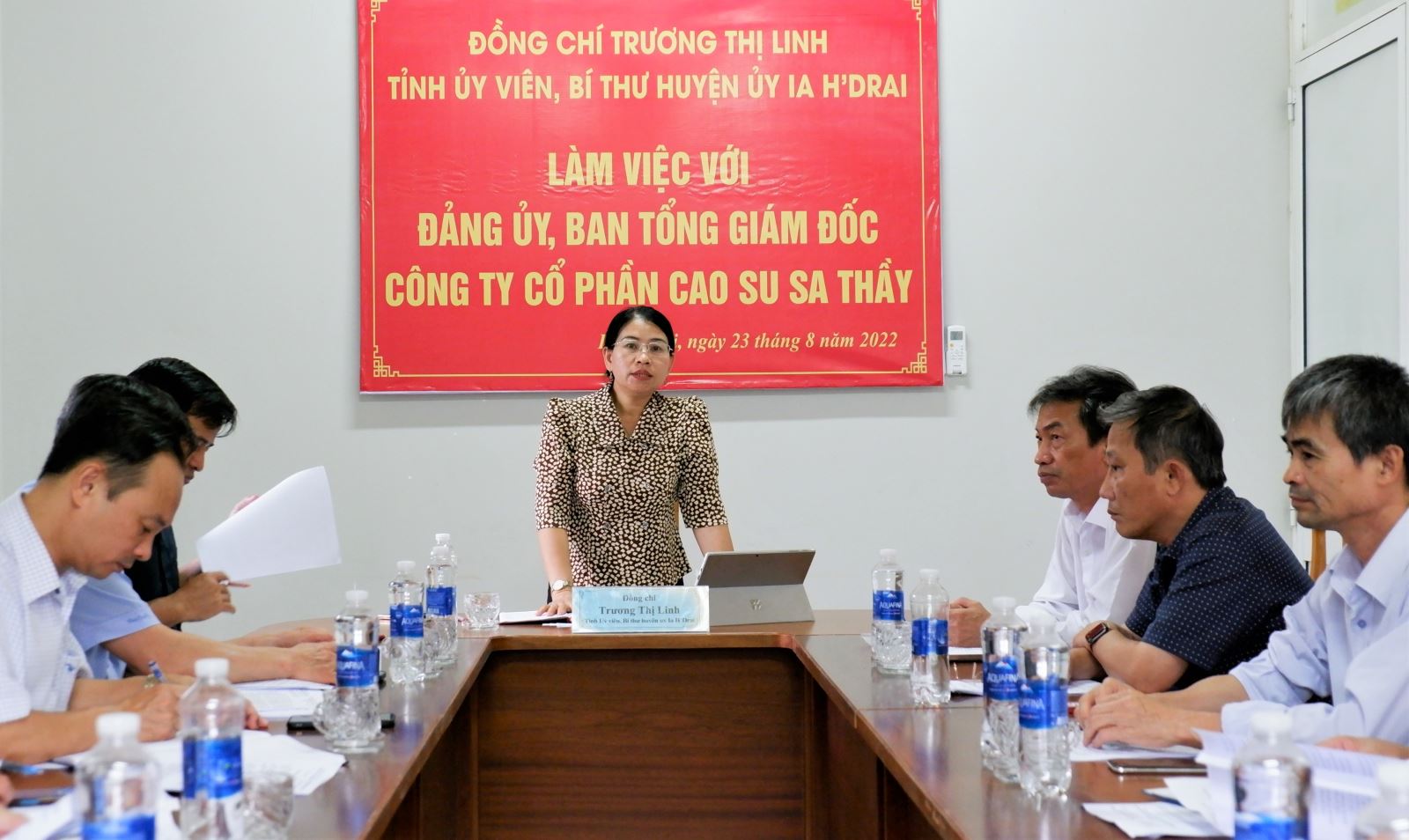 Đồng chí Bí thư Huyện ủy làm việc với Đảng ủy Công ty Cổ phần cao su Sa Thầy
