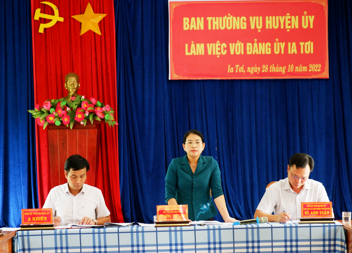 Ban Thường vụ Huyện ủy làm việc với Đảng ủy xã Ia Tơi