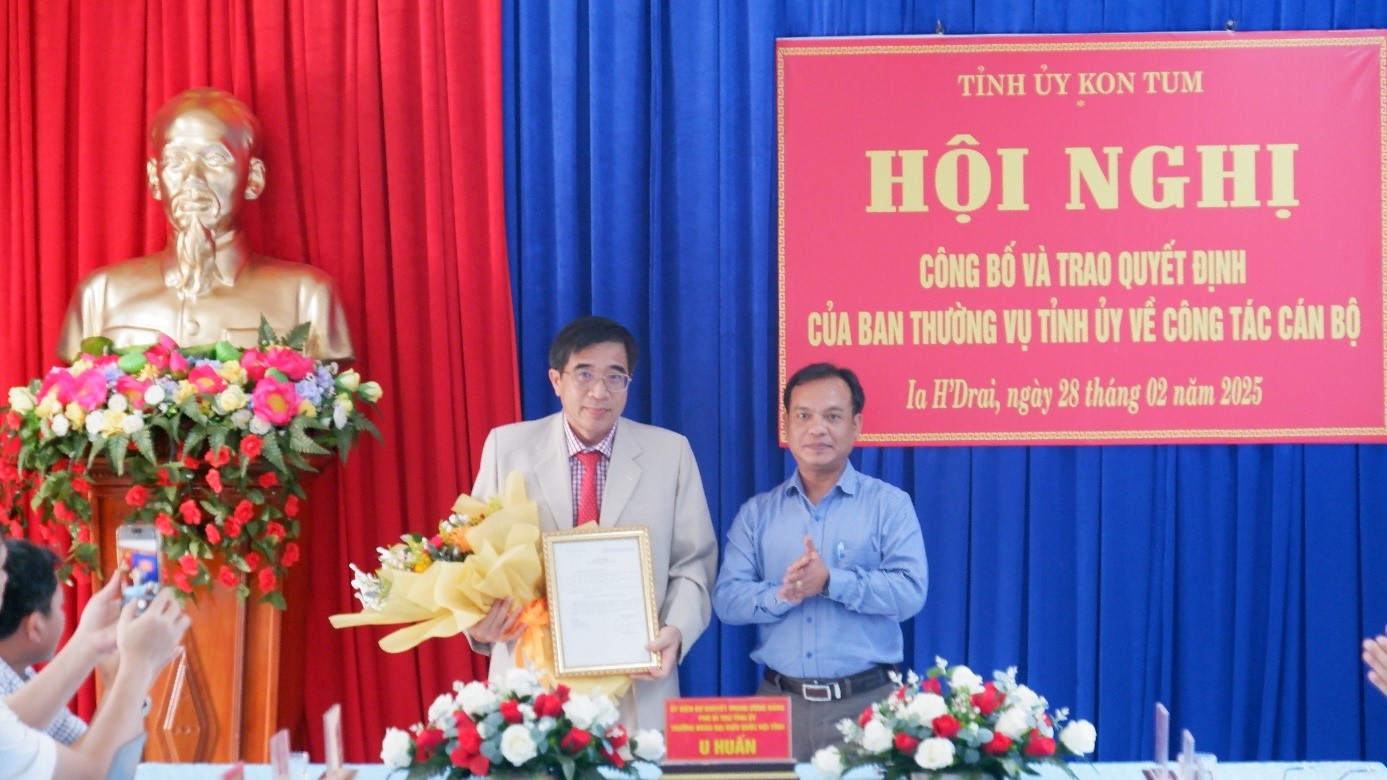 Hội nghị công bố và trao Quyết định của Ban Thường vụ Tỉnh ủy về công tác cán bộ