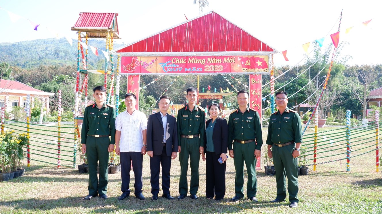 Đồng chí Bí thư Huyện uỷ thăm, chúc Tết Đại đội bộ binh 186