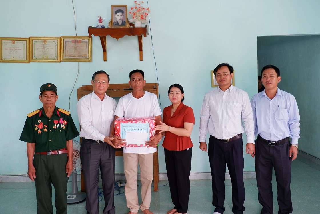 Lãnh đạo tỉnh, huyện thăm, tặng quà các gia đình chính sách, có công với cách mạng