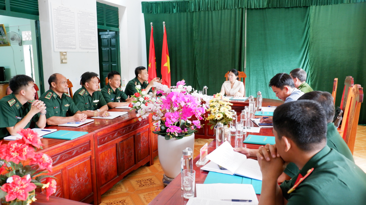 Bí thư Huyện ủy làm việc với Đồn Biên phòng Sê San