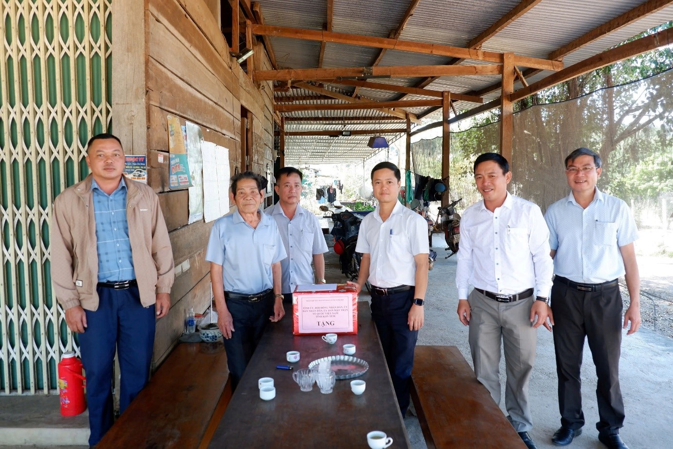 Đồng chí Phó Chủ tịch UBND huyện Nguyễn Tiến Dũng thăm, tặng quà gia đình chính sách, người có công nhân dịp Tết Nguyên đán Ất Tỵ năm 2025